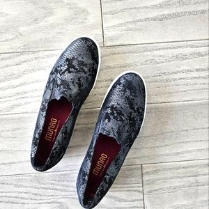 Munro Canvas Sneaker size 7